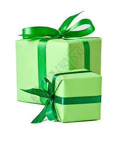 白色背景带绿丝带的小礼物背景图片