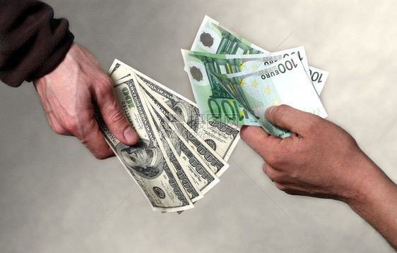 两个男人交换钱给钱的概念图片