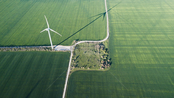 场上的风力发电站替代能源发图片