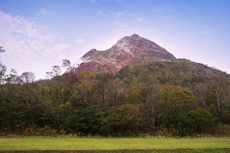 新武尔卡诺山是日本北海道最受欢迎的旅游目的地图片