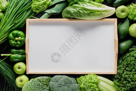 绿色蔬菜健康饮食概念之间空白盘图片
