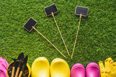 空黑板橡胶靴防护手套花盆和园艺工图片