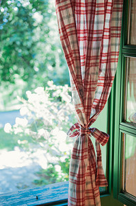 乡间别墅窗户和窗帘的细节图片