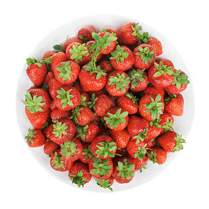 草莓在一个白色的碗里被白色隔离图片
