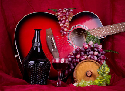 红色背景中葡萄酒葡萄和吉他的美丽组合图片
