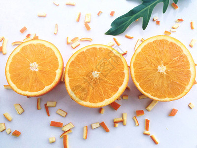 新鲜的橙子和白色背景上的切片图片