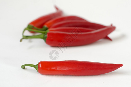 孤立在白色背景上的热红辣椒图片