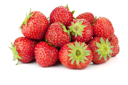 草莓水果堆在白色背景上孤立图片