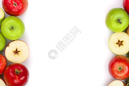 白色背景上隔开的红苹果和绿苹果图片