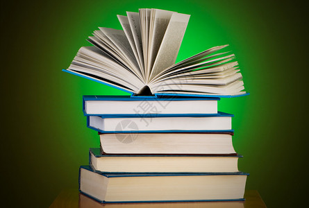 一堆书反对渐变背景图片素材