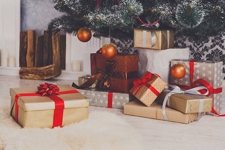 圣诞树下的礼物和礼物冬季假日概念圣图片