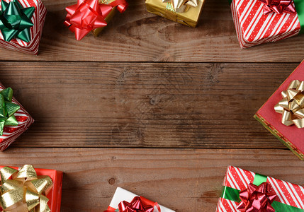 一组圣诞礼物在质朴的木地板上的高角度视图图片