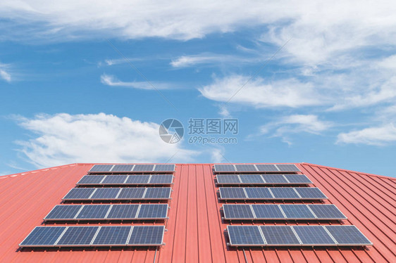 红屋顶瓷砖上的太阳能电池板图片
