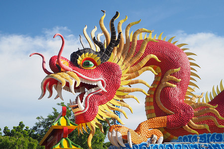 红大龙雕像在泰国宗伯里省公共图片