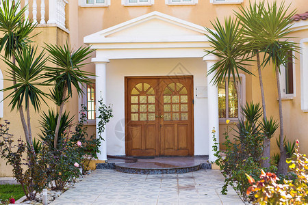 豪华住宅的古典入口门和花园图片