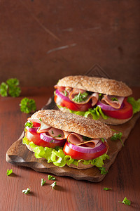 三明治配火腿番茄和生菜图片