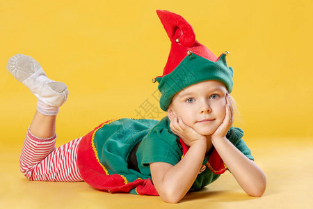 穿着圣诞精灵服装的小女孩黄图片