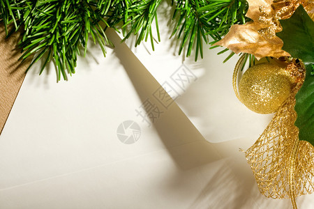 圣诞背景上的信封背景图片