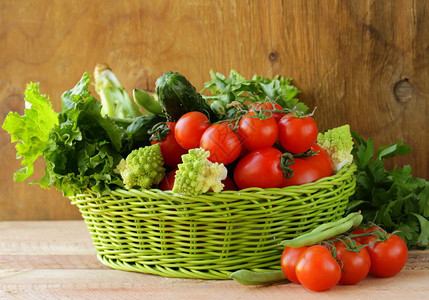 新鲜蔬菜西红柿卷心菜罗马内斯科豆和绿豆和草药图片