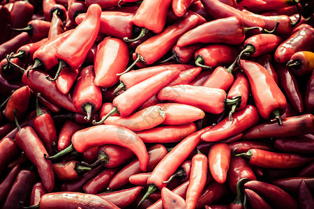 印度传统蔬菜市场上的红辣椒图片