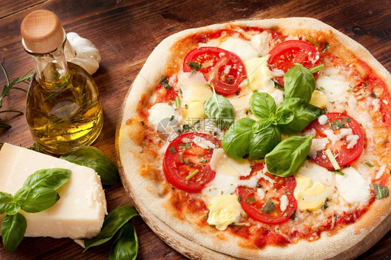意大利披萨配有新鲜西红柿马扎里拉图片