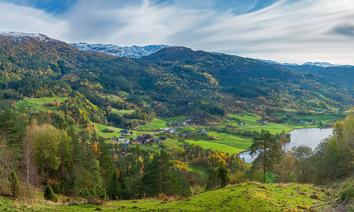 从上面看小山谷和fjord附近遥远的Norw图片