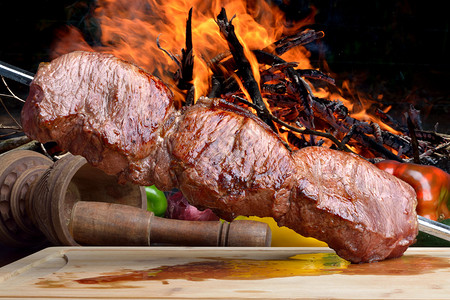 肉巴西烤肉和锋利的刀背景图片