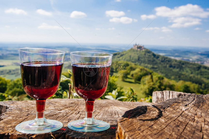 野餐时两杯红酒自然景观图片