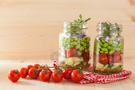 泥马罐中健康的蔬菜沙拉番茄黄瓜图片