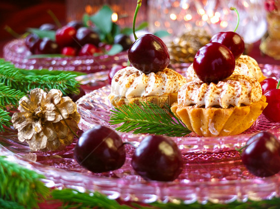 圣诞甜点纸杯蛋糕配红莓樱桃和蔓越图片