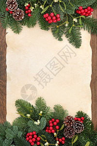 冬季和圣诞节背景边界与旧纸板和橡树木的壁状寄生虫红球装饰喷图片