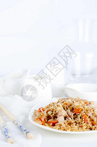 盘子里有筷子的鸡肉炒饭图片