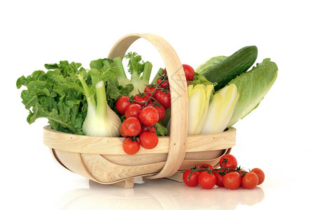 茴香菊苣莴苣黄瓜的沙拉蔬菜选择与樱桃红西柿在一个质朴的木制篮子的藤上图片