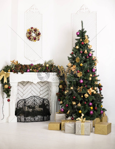 美丽的节日装饰房间有壁炉和圣诞树图片