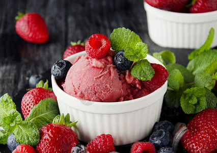 带新鲜草莓蓝莓和草莓薄荷和冰的水果冰淇淋图片