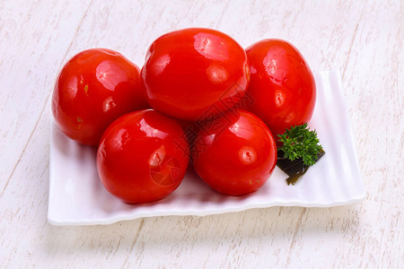 碗里泡菜红番茄图片
