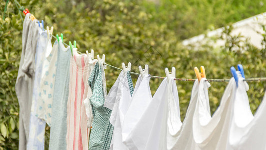 白色衣服和绿色自然背景的洗衣线洗衣图片