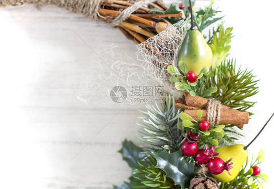 木制背景上的装饰圣诞花环图片