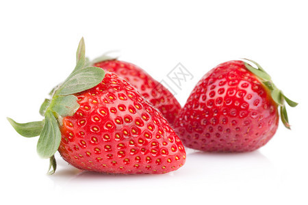 在白色背景的新鲜草莓图片