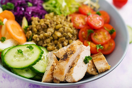 健康的沙拉配鸡肉西红柿生菜胡萝卜芹菜红卷心菜和绿豆在浅色适当的营图片