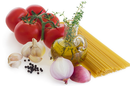 白色背景中番茄大蒜胡椒洋葱和橄榄油的生意大利面图片