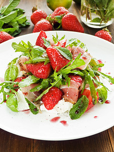 新鲜沙拉配草莓意大利熏火腿香草和黑莓香醋图片