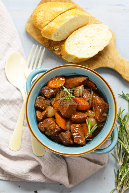 传统牛肉炖牛肉Boeufbourguigno舒适的食图片