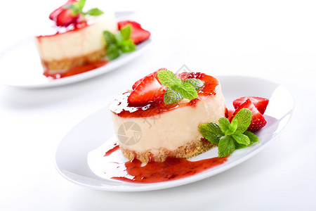 一个小草莓芝士蛋糕的特写照片背景图片