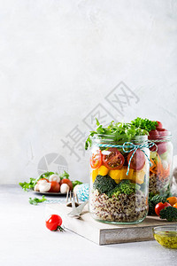 玻璃罐子里的自制沙拉配藜麦和蔬菜健康食品饮食排毒清洁饮食和素食概图片