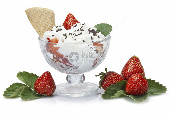 草莓和鲜奶油杯在白色图片