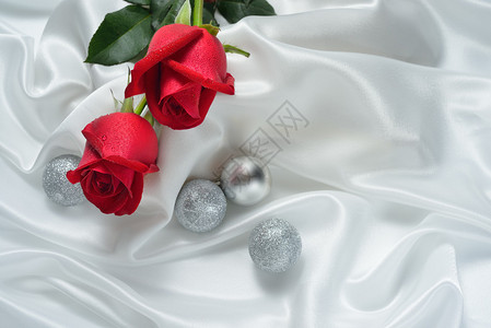 白布上的红玫瑰花图片