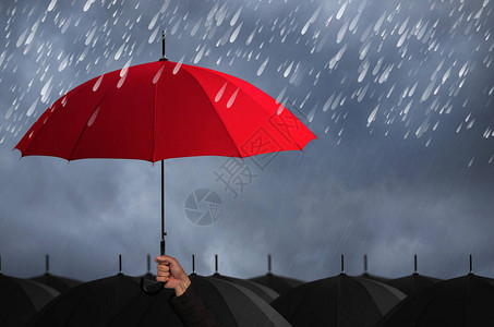 防雨的红伞概念保险注图片
