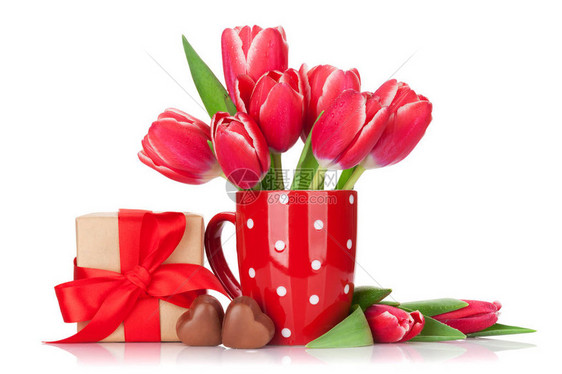 红色郁金香花束巧克力糖果和礼物图片