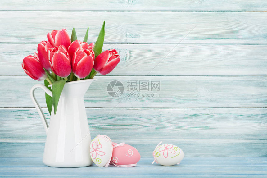 红郁金花束和圆蛋在木墙前复活节贺卡有图片